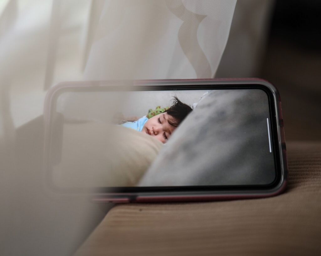 Bebe dormindo no berco monitorado por uma baba eletronica inteligente