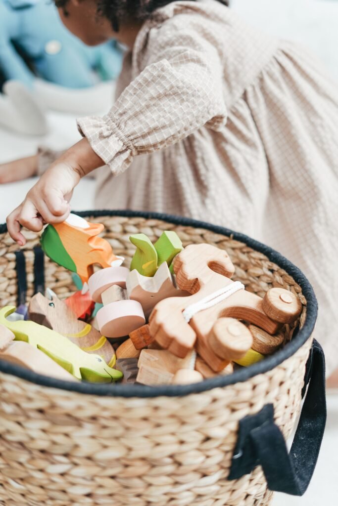 Sala de estar limpa com cestos funcionais para organização de brinquedos infantis