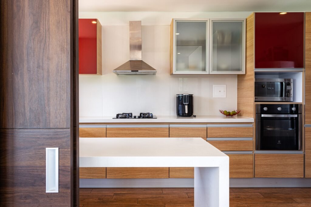 Cozinha moderna organizada com eletrodomesticos para facilitar a rotina