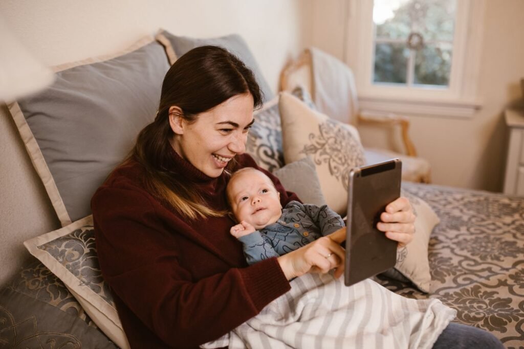 Mae usando assistente virtual alexa no quarto do bebe.